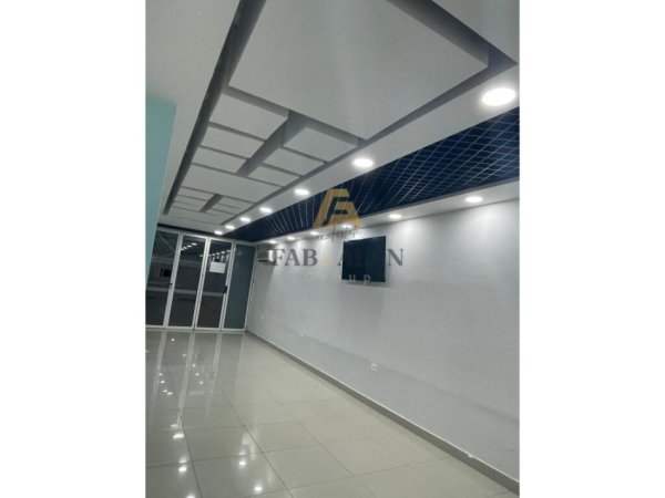 Tirane, jepet me qera ambjent biznesi Kati 0, 700 € (Amerikan 3, Prane KMY)