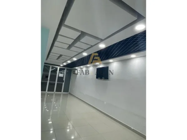 Tirane, jepet me qera ambjent biznesi Kati 0, 700 € (Amerikan 3, Prane KMY)