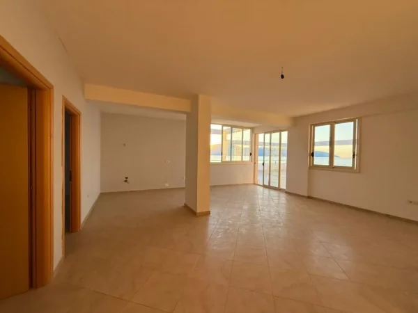 Vlore, shitet apartament+verande | Penthouse 2+1+Aneks+Ballkon Kati 6, 220 m² 350.000 € (Lungomare)