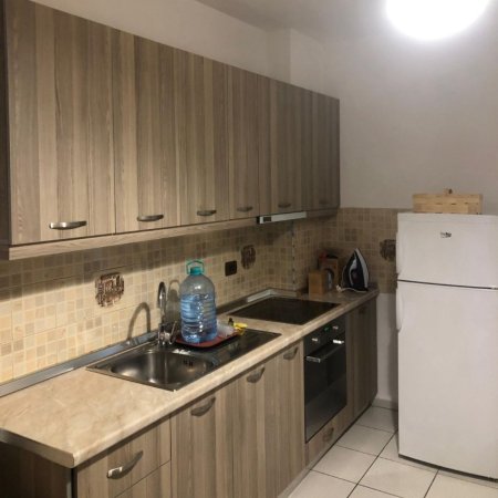Tirane, jepet me qera apartament 1+1 Kati 3, 58 m² 400 € (Xhamllik)