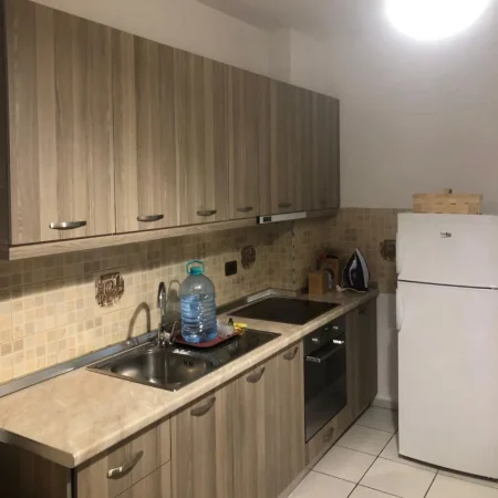 Tirane, jepet me qera apartament 1+1 Kati 3, 58 m² 400 € (Xhamllik)