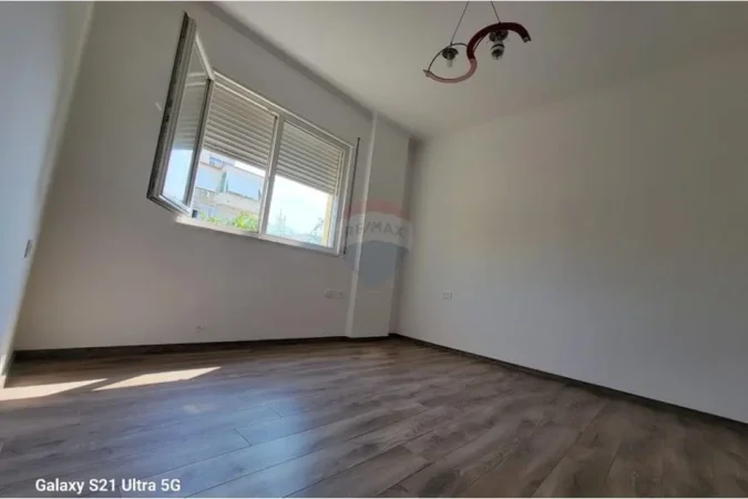 Tirane, shitet apartament 2+1+Ballkon , 106 m² (ish- Restorant Durresi - Stacioni i Trenit, Shqipëri)
