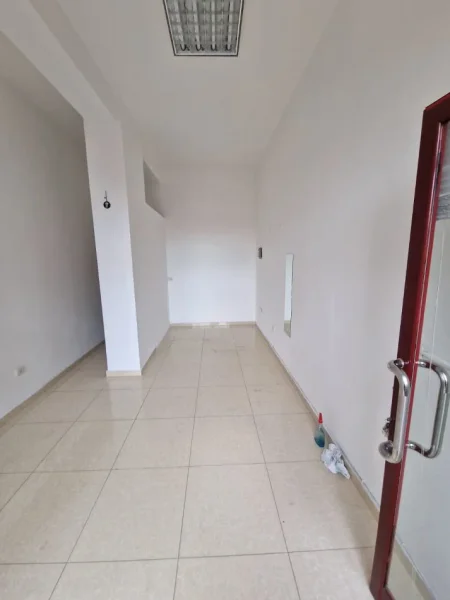 Durres, jepet me qera dyqan Kati 0, 29 m² 250 € (Poliklinika)