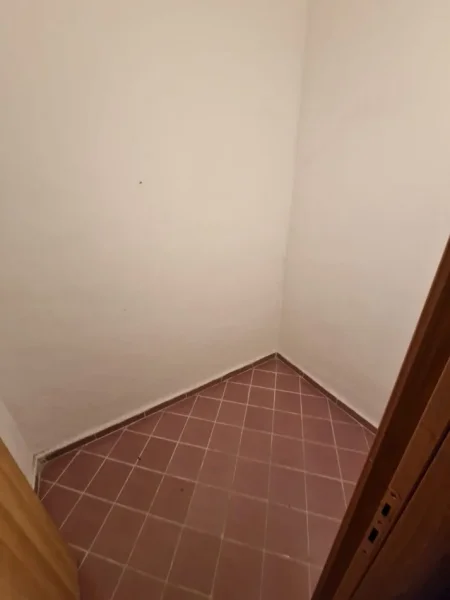 Durres, jepet me qera dyqan Kati 0, 29 m² 250 € (Poliklinika)