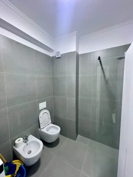 Tirane, jepet me qera apartament 2+1+Ballkon Kati 4, 106 m² 599 € (Astir)