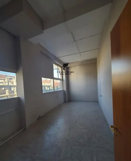 Tirane, jepet me qera zyre Kati 0, 98 m² 600 € (ASTIR)