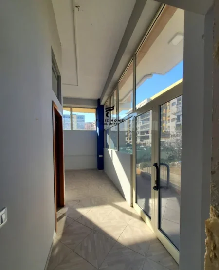 Tirane, jepet me qera zyre Kati 0, 98 m² 600 € (ASTIR)