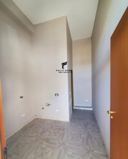 Tirane, jepet me qera zyre Kati 0, 98 m² 600 € (ASTIR)