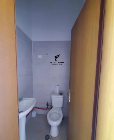 Tirane, jepet me qera zyre Kati 0, 98 m² 600 € (ASTIR)