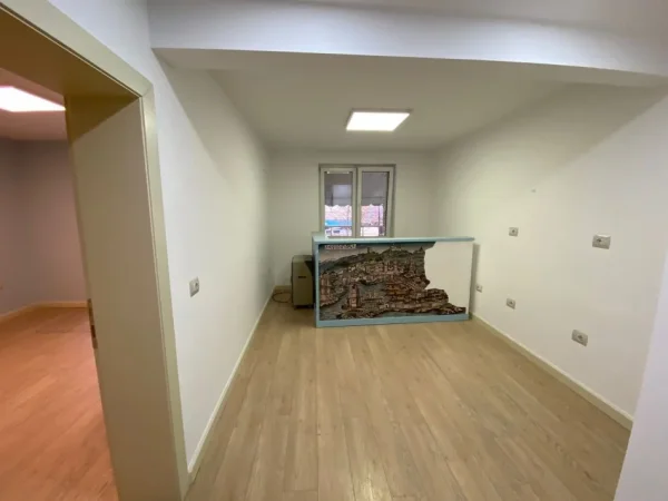 Tirane, shes apartament 2+1+Ballkon Kati 1, 80 m² 200.000 € (Gjimnazi Petro Nini)