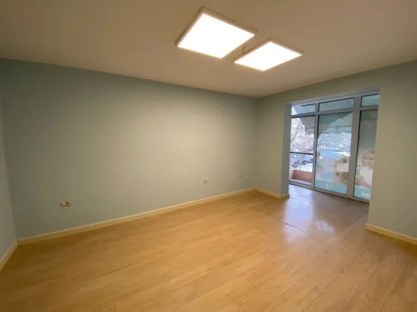 Tirane, shes apartament 2+1+Ballkon Kati 1, 80 m² 200.000 € (Gjimnazi Petro Nini)