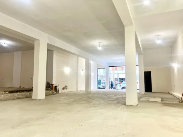 Vlore, jepet me qera dyqan Kati 0, 222 m² 1.850 € (Rr.Cipajve)