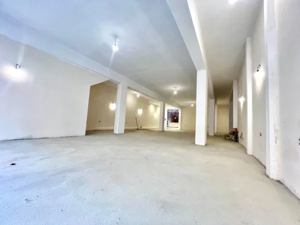 Vlore, jepet me qera dyqan Kati 0, 222 m² 1.850 € (Rr.Cipajve)