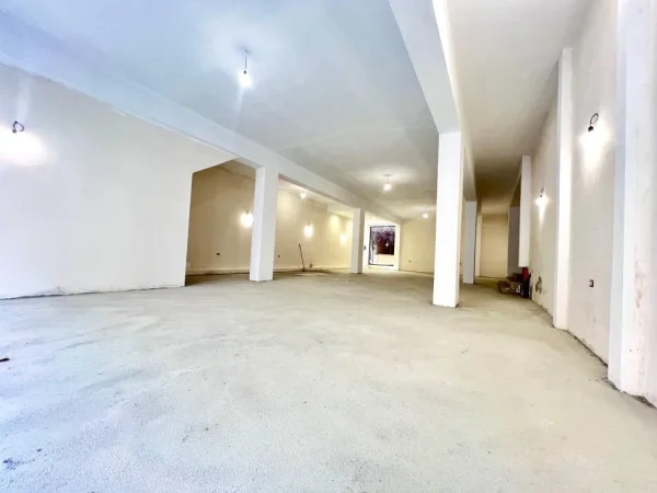 Vlore, jepet me qera dyqan Kati 0, 222 m² 1.850 € (Rr.Cipajve)