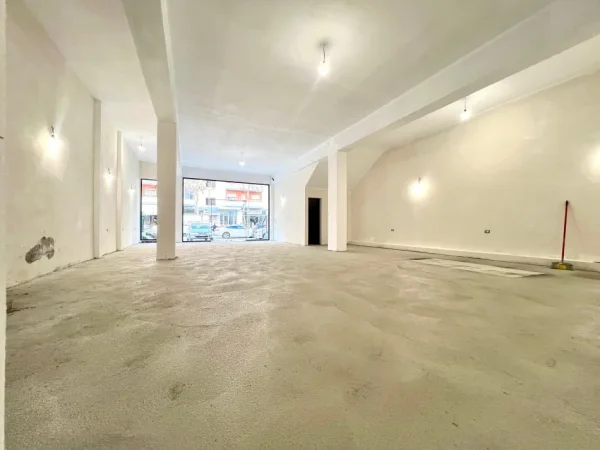 Vlore, jepet me qera dyqan Kati 0, 222 m² 1.850 € (Rr.Cipajve)