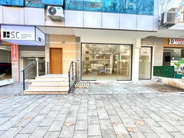 Vlore, jepet me qera dyqan Kati 0, 222 m² 1.850 € (Rr.Cipajve)