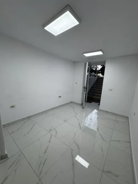 Tirane, jepet me qera dyqan Kati 0, 16 m² 300 € (Rruga e Durresit)