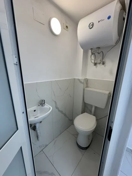 Tirane, jepet me qera dyqan Kati 0, 16 m² 300 € (Rruga e Durresit)