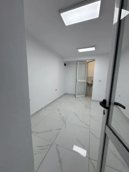 Tirane, jepet me qera dyqan Kati 0, 16 m² 300 € (Rruga e Durresit)