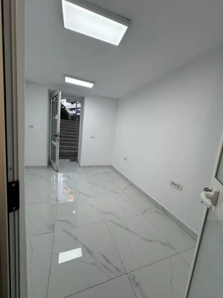 Tirane, jepet me qera dyqan Kati 0, 16 m² 300 € (Rruga e Durresit)