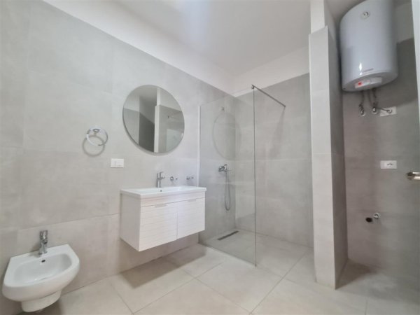 Tirane, jepet me qera zyre Kati 7, 124 m² 750 € (farmacia 10)