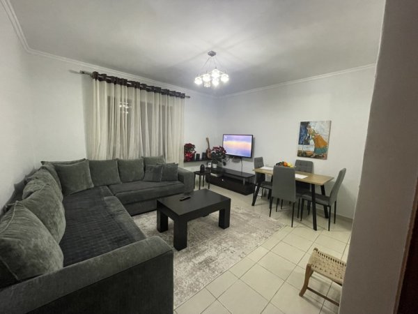 Tirane, jap me qera apartament 2+1+Aneks+Ballkon Kati 4, 65 m² (Bulevardi Bajram Curri 100 metra mbi matarnitetin e ri)