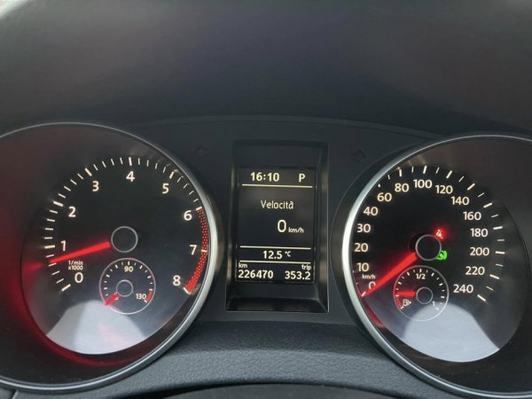 Tirane, shes makine VW GOLF 6 Benzin, e bardhë automatik Klima 226.000 km 6.290 €