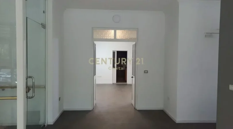 Tirane, jepet me qera ambjent biznesi Kati 2, 200 m² 1.801 € (Laprake)
