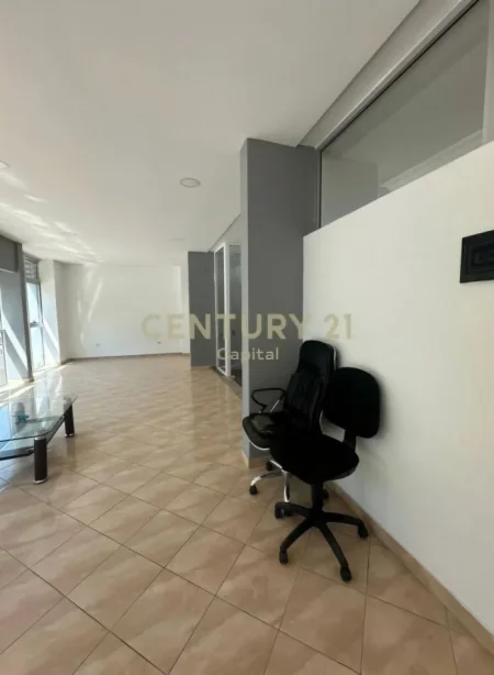 Tirane, jepet me qera ambjent biznesi Kati 2, 200 m² 1.801 € (Laprake)