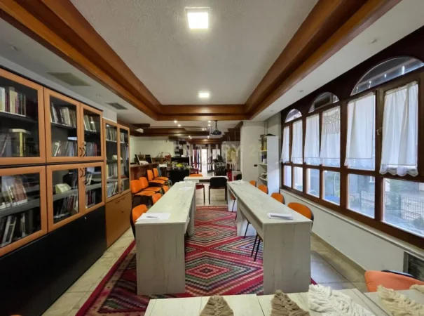 Tirane, jepet me qera ambjent biznesi Kati 1, 98 m² 800 € (Rruga e Elbasanit)