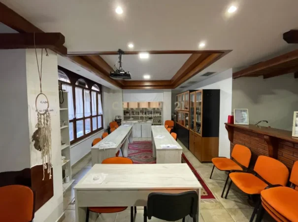 Tirane, jepet me qera ambjent biznesi Kati 1, 98 m² 800 € (Rruga e Elbasanit)