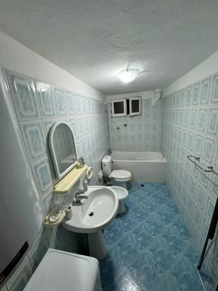 Tirane, jepet me qera 2+1 , 70 m² 650 € (Rruga e Kavajes)