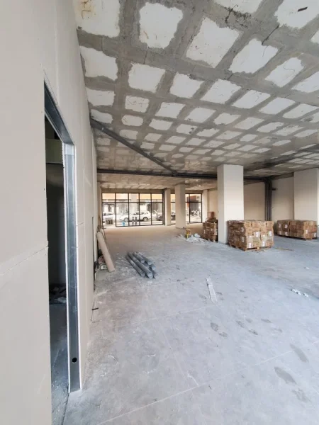 Tirane, jepet me qera ambjent biznesi Kati 0, 325 m² 2.600 €