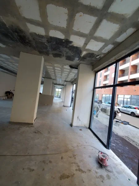 Tirane, jepet me qera ambjent biznesi Kati 0, 325 m² 2.600 €