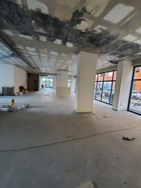 Tirane, jepet me qera ambjent biznesi Kati 0, 325 m² 2.600 €