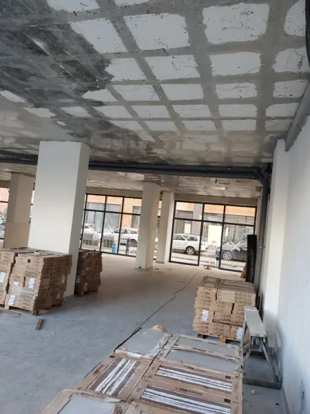 Tirane, jepet me qera ambjent biznesi Kati 0, 325 m² 2.600 €