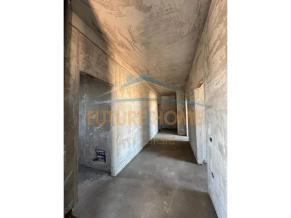 Tirane, shitet apartament 2+1+Ballkon Kati 9, 130 m² 312.000 € (Komuna e Parisit)