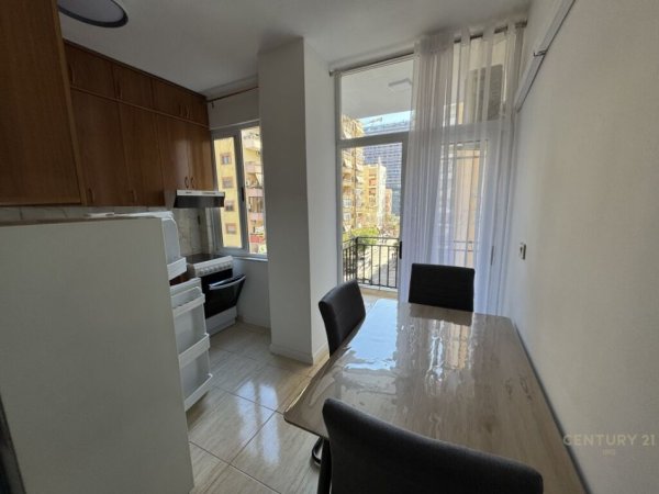 Tirane, jap me qera apartament 1+1 , 65 m² 680 € (Komuna e Parisit)