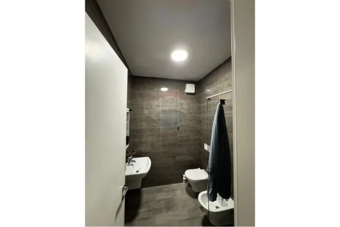Tirane, jepet me qera apartament 1+1 , 74 m² 700 € (Kompleksi Delijorgji)