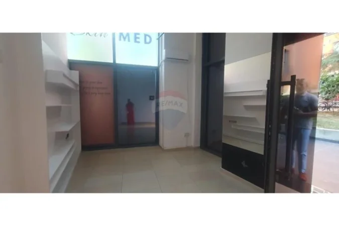 Tirane, jepet me qera Kati 0, 20 m² 300 € (Myslym Shyr, Tregu Cam)