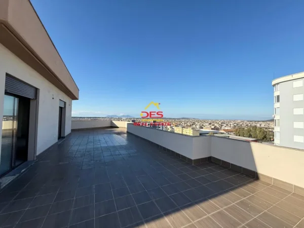 Vlore, shitet apartament+verande | Penthouse 1+1 Kati 9, 75 m² 110.000 € (Rruga 7 Nëntori)