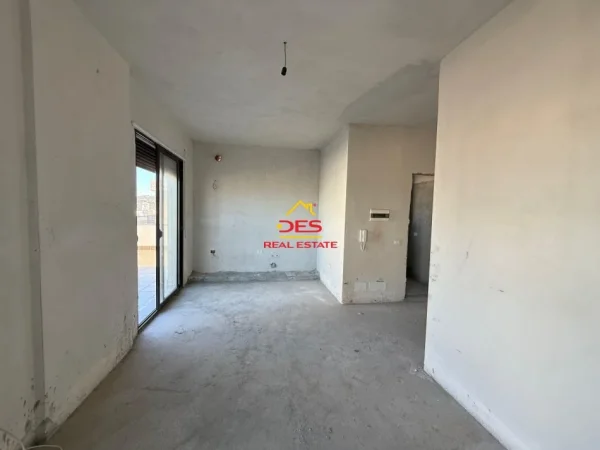 Vlore, shitet apartament+verande | Penthouse 1+1 Kati 9, 75 m² 110.000 € (Rruga 7 Nëntori)