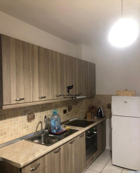 Tirane, jepet me qera apartament 1+1 Kati 3, 58 m² 400 € (XHAMLLIK)