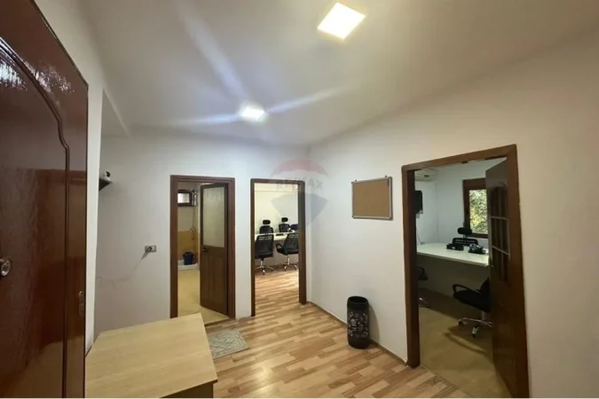 Tirane, jepet me qera zyre Kati 1, 69 m² 850 € (Qender)