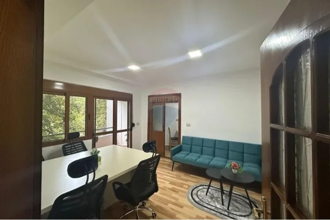 Tirane, jepet me qera zyre Kati 1, 69 m² 850 € (Qender)