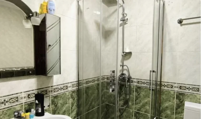 Tirane, jepet me qera apartament 1+1 Kati 5, 80 m² 650 € (Kristal center)