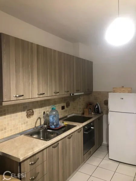 Tirane, jepet me qera apartament 1+1 Kati 3, 58 m² 400 € (Xhamllik)