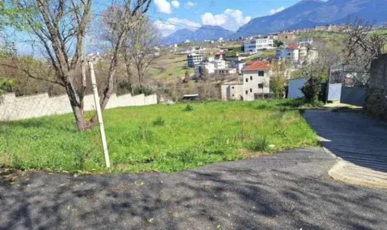 Tirane, shitet toke , 600 m² 9.500.000 € (Sauk)