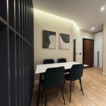 Tirane, jepet me qera apartament 1+1 , 65 m² 700 € (Pazari i ri)