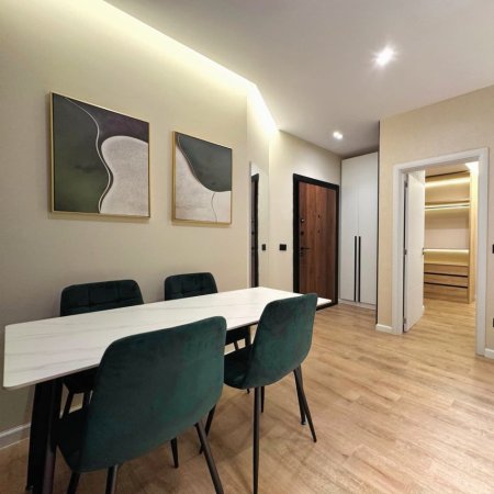 Tirane, jepet me qera apartament 1+1 , 65 m² 700 € (Pazari i ri)